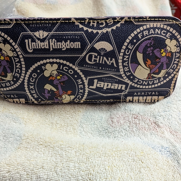 Dooney & Bourke 2017 Epcot Food And Wine Festival Crossbody Bag - Picture 2 of 9